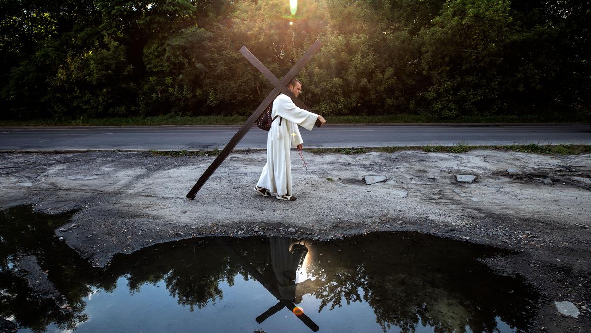 Michał Ulewiński w drodze na Jasną Górę. Wyruszył z rodzinnej miejscowości Kierz Niedźwiedzi z intencją zakreślenia na mapie Polski znaku krzyża, lipiec 2020 r.