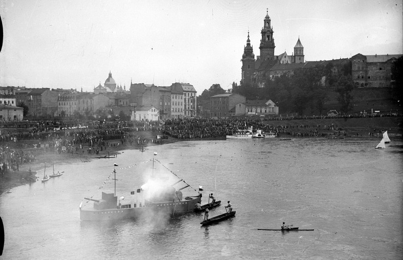 Kraków przed wojną. Na lewo od Wawelu widoczna ul. Powiśle