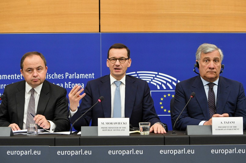 Premier Mateusz Morawiecki, wiceminister spraw zagranicznych Konrad Szymański i przewodniczący Parlamentu Europejskiego Antonio Tajani