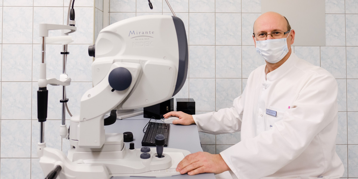 Nidek Mirante to nowy sprzęt, który dostał Szpital Kolejowy w Katowicach. Prezentuje go dr n. med. Jarosław Pilat - z-ca kierownika klinicznego oddziału okulistyki.