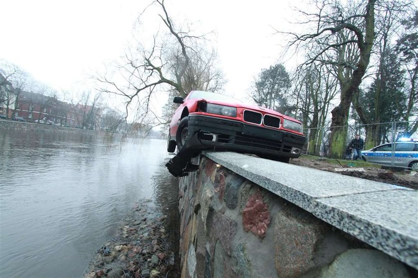 Auto zawisło na barierce. Centymetr i spadłoby do rzeki. FOTY