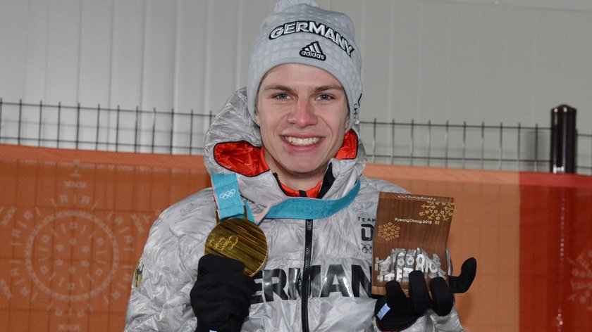 Podczas poprzednich igrzysk, rozgrywanych w 2018 roku w Pjongczangu, Andreas Wellinger (27 l.) zdobył złoto na normalnej skoczni, a srebro w drużynówce i indywidualnie na skoczni dużej.