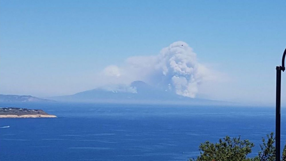 Na Sycylii od tygodnia płoną lasy, a Etna spowita jest gęstym dymem. Podobne problemy mają Włosi mieszkający koło Neapolu. Kilka dni temu w kłębach dymu dostrzegli niesamowite i budzące ciarki widmo w kształcie czaszki, nieco przypominające znany fanom sagi o Harry'm Potterze tzw. Mroczny Znak.