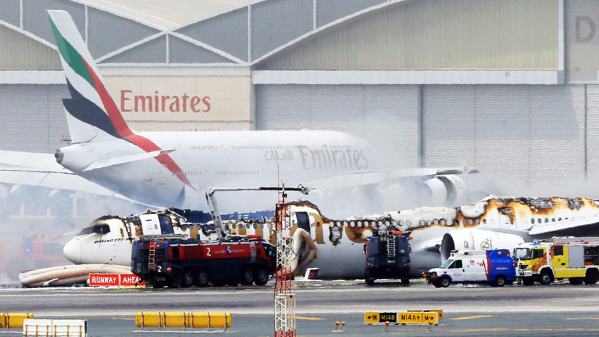 Wczoraj Boeing 777 linii Emirates lecący z Indii stanął w płomieniach na lotnisku w Dubaju. Na nagraniu pasażera dokładnie widać moment ewakuacji. Niektórzy ludzie, zamiast od razu rzucić się do ucieczki, postanowili zabrać swoje bagaże. To mogło skończyć się tragicznie.