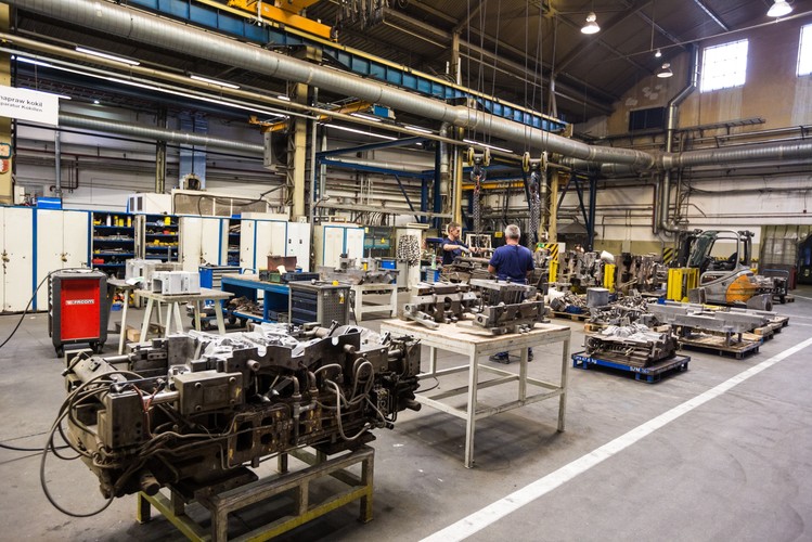 Miniony rok Odlewnia VWP zakończyła wynikiem 4,47 miliona wyprodukowanych odlewów, tj. o 26 proc. więcej niż w roku 2015, zużywając tym samym ponad 30 tys. ton aluminium. Dotychczasowe nakłady inwestycyjne przekroczyły 370 mln euro, planowane są kolejne inwestycje o wartości około 20 mln euro. <br><br><b>Na zdjęciu:</b> Hala remontowa w odlewni koncernu Volkswagen AG w Poznaniu
<br><br>rpo/ dym/
<br>fot.  (mr) PAP/Marek Zakrzewski