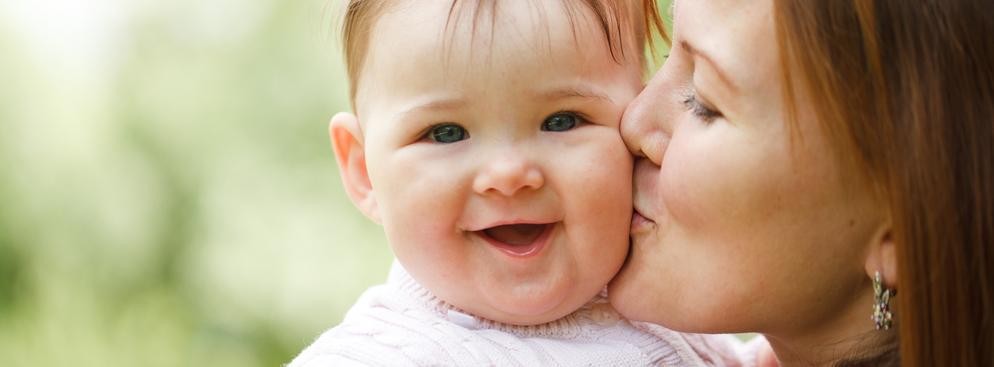 <b>Kto ma prawo do zasiłku macierzyńskiego</b>
<br>
<br>
Zasiłek macierzyński wypłacany przez ZUS przysługuje nie tylko osobom zatrudnionym na umowę o pracę, ale wszystkim podlegającym ubezpieczeniu chorobowemu.
<br>
<br>
W zależności od terminu złożenia wniosku o wykorzystanie urlopu rodzicielskiego zasiłek macierzyński wynosi przy tym:
<br>
<br>
- 60 proc. podstawy wymiaru - gdy wniosek o przyznanie urlopu rodzicielskiego zostanie złożony w terminie nie krótszym niż 14 dni przed rozpoczęciem korzystania z tego urlopu; zasiłek macierzyński wynosi wtedy 100 proc. podstawy wymiaru przez podstawowy i dodatkowy urlop macierzyński, a 60 proc. przez urlop rodzicielski;
<br>
- 80 proc. podstawy wymiaru - jeżeli pracownica w terminie 14 dni po porodzie wystąpi z wnioskiem o skorzystanie z pełnego wymiaru przysługujących jej urlopów z tytułu macierzyństwa, czyli bezpośrednio po urlopie macierzyńskim wykorzysta dodatkowy urlop macierzyński, a następnie zaraz po nim urlop rodzicielski; zasiłek macierzyński wynosi wtedy 80 proc. podstawy wymiaru przez wszystkie rodzaje urlopów;
<br>
- 100 proc. podstawy wymiaru - w przypadku braku wniosku o wykorzystanie urlopu rodzicielskiego; 100 proc. zasiłek macierzyński obowiązuje wówczas przez cały okres trwania podstawowego i dodatkowego urlopu macierzyńskiego.
<br>
<br>
Uprawnienie do zasiłku macierzyńskiego posiada ojciec dziecka przez okres urlopu macierzyńskiego, okres dodatkowego urlopu macierzyńskiego, a także okres urlopu rodzicielskiego pod warunkiem jednak, że to on, a nie matka dziecka korzysta z urlopu.
<br>
<br>
<a  href=