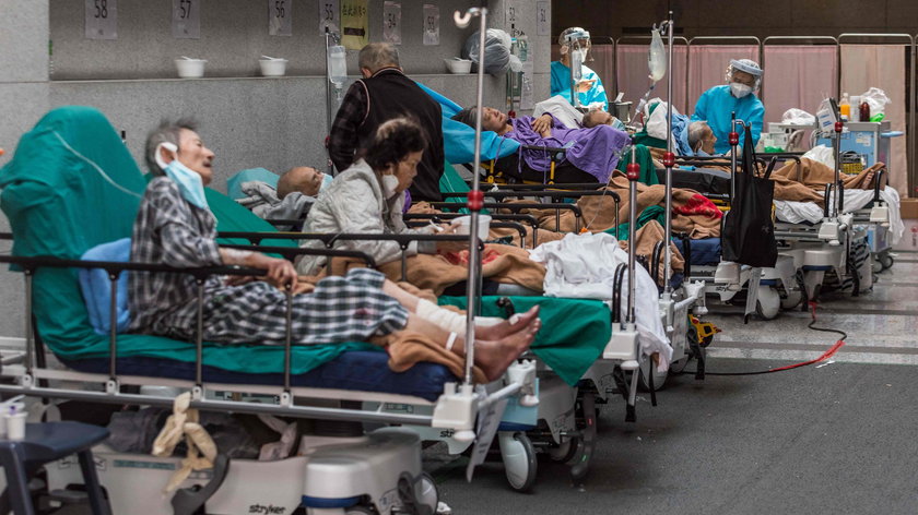 Koronawirus nie zniknął. W Hongkongu szpitale pękają w szwach od pacjentów koronawirusowych, a kostnice są przepełnione.