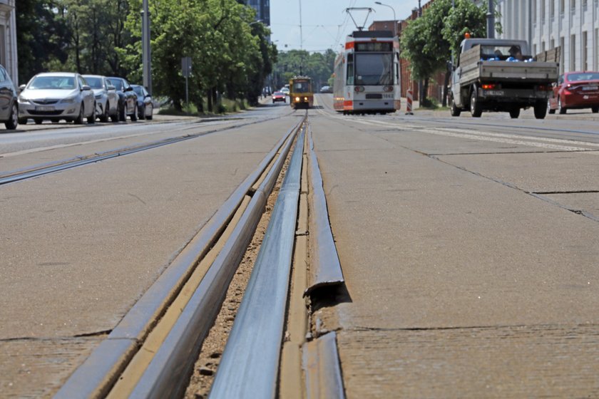 ak wyglądają tory tramwajowe na Piotrkowskiej w Łodzi