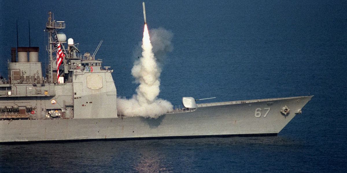Wystrzelenie rakiety Tomahawk w pokładu okrętu US Navy