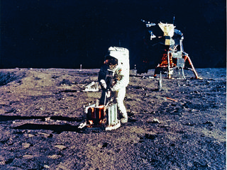 Apollo 11 przywiózł ze sobą ponad 20 kg skał księżycowych. Część z nich kolejne rządy USA rozdały jako prezenty dla sojuszników