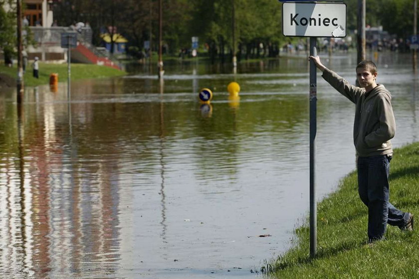 Wrocław tonie! Dramatyczna walka mieszkańców z żywiołem. Ślęza zalała osiedle Kozanów