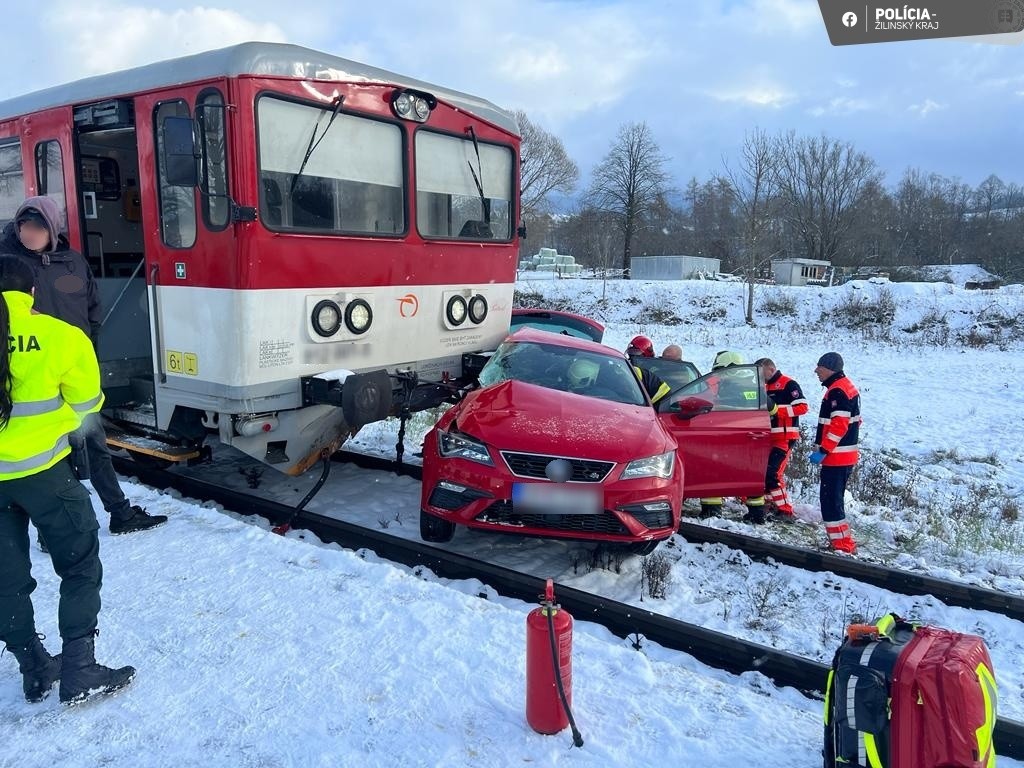 Pri zrážke vlaku a osobného auta vo Veličnej sa zranil 39-ročný vodič.