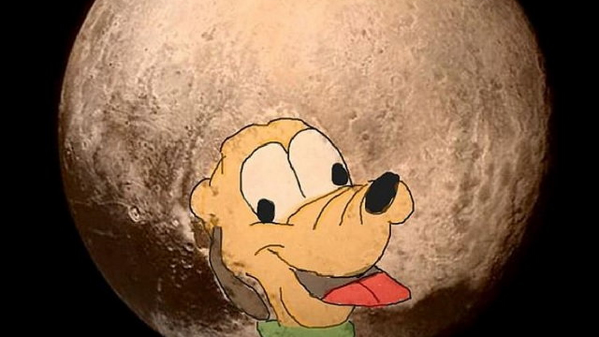Amerykańska sonda New Horizons, którą wystrzelono w 2006 roku, maksymalnie zbliżyła się do Plutona i wykonała serię zdjęć. Misja trwała 9,5 roku, a w tym czasie sonda pokonała aż 4,8 mld kilometrów. Na dokładne fotografie będzie trzeba trochę poczekać, jednak internauci już wrzucają do sieci zabawne memy.