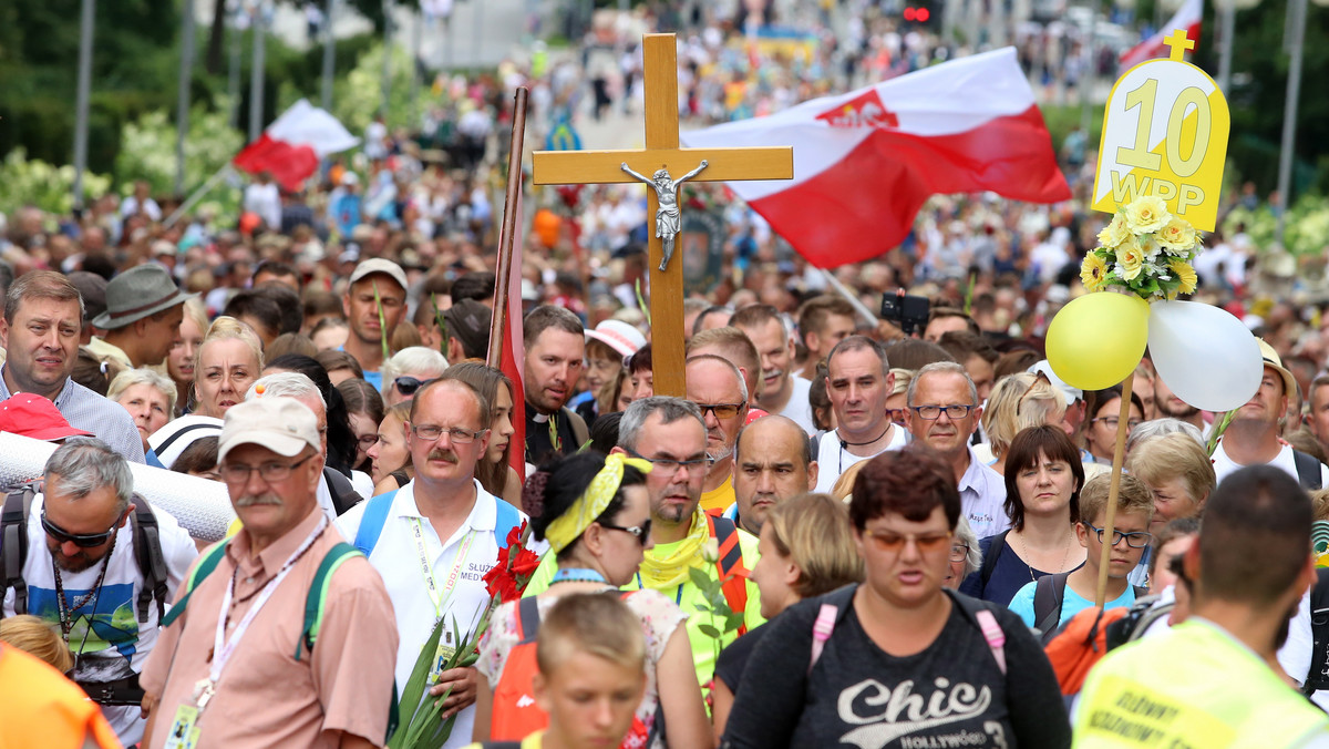 W ciągu minionych dwóch tygodni do sanktuarium maryjnego na Jasnej Górze dotarły 52 piesze pielgrzymki, w których wędrowało ok. 68 tys. pątników. Najwięcej – ponad 12 tys. osób - przybyło w pięciu pielgrzymkach z Warszawy, najliczniejsza zaś była 8,5-tysięczna pielgrzymka krakowska.