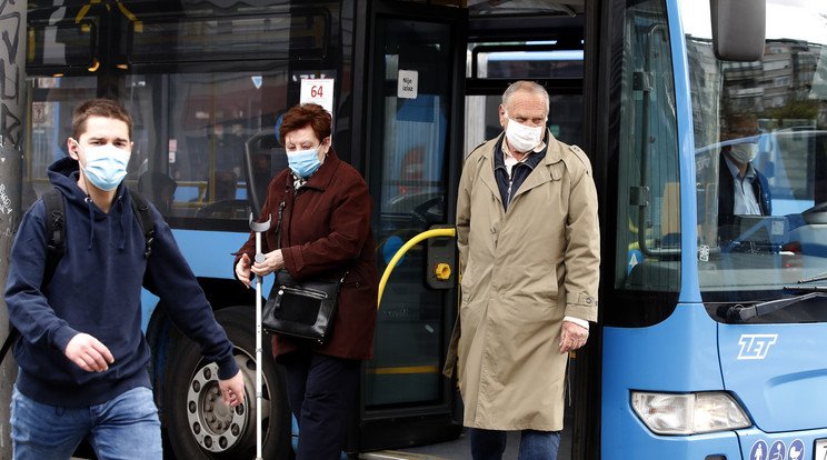 Védőmaszkot viselő járókelők leszállnak egy buszról Zágrábban / Fotó: MTI/EPA/Antonio Bat