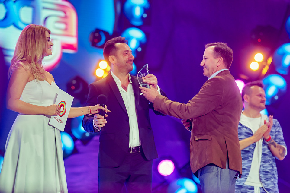 Marcin Miller z zespołu Boys odbiera nagrodę Grand Prix festiwalu.