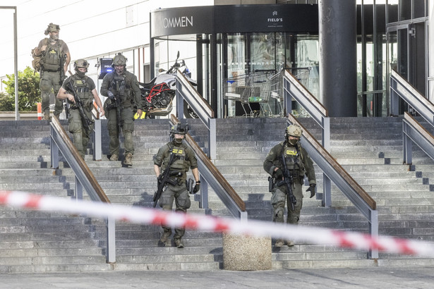 Duńska policja przed centrum handlowym