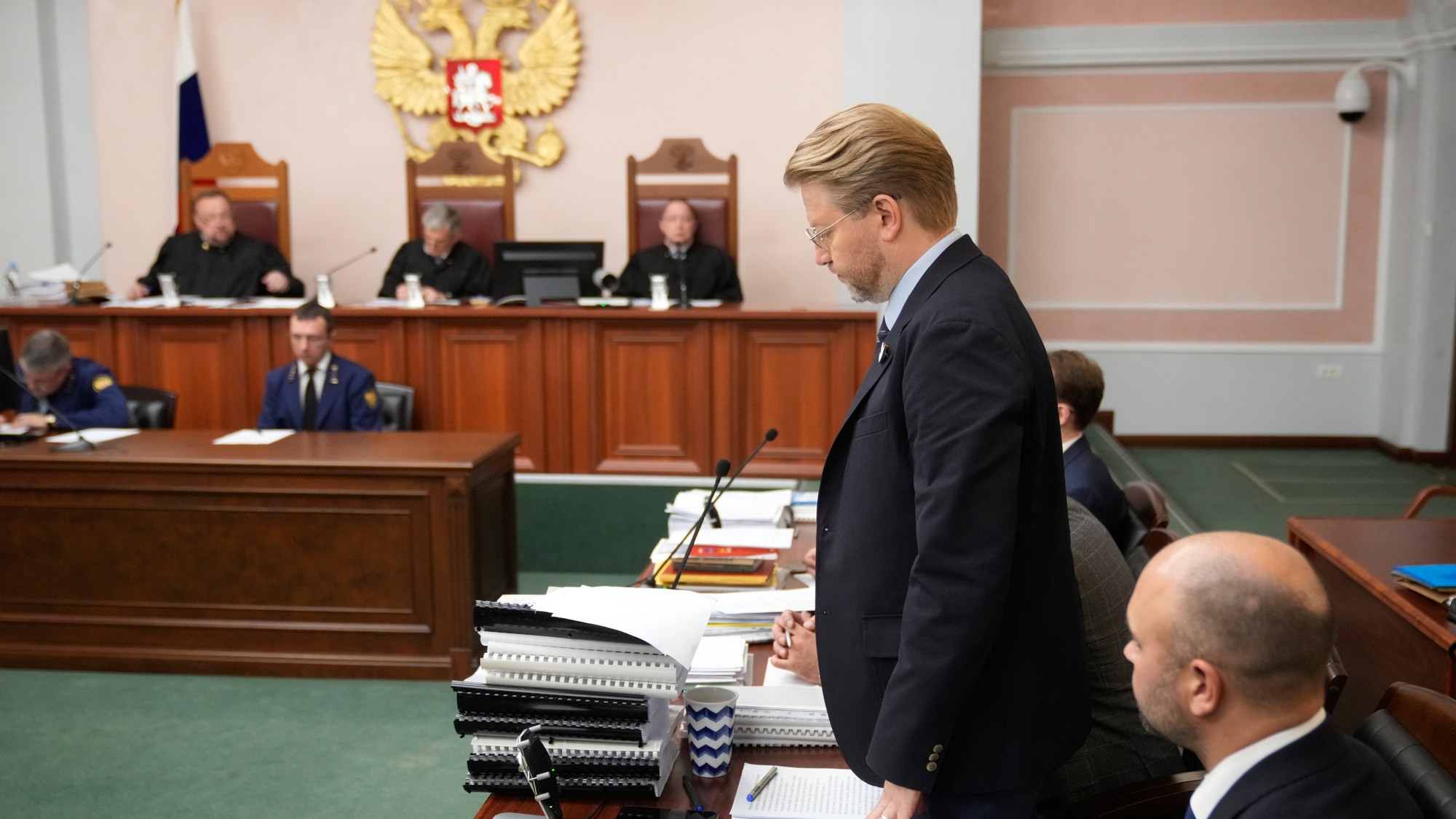 Líder ruskej liberálnej strany Jabloko Nikolaj Rybakov počas vypočutia jeho apelu pred ruským Najvyšším súdom v Moskve 17. augusta 2026 po rozhodnutí súdu vylúčiť stranu Jabloko z volieb do Štátnej dumy.