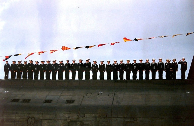 Załoga Kurska podczas parady 14 lipca 2000 roku