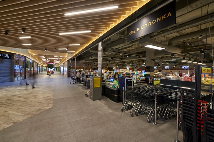 'W piątek, 28 września, sieć sklepów Biedronka otworzyła pięć nowych, wyjątkowych placówek - w Tychach, Poznaniu, Kaliszu i dwie we Wrocławiu. Klienci znajdą w nich oddzielne stoiska z mięsem i wędlinami, serami, a także wyrobami garmażeryjnymi' - czytamy w komunikacie. <br><br>
Na zdjęciu nowa Biedronka w Poznaniu