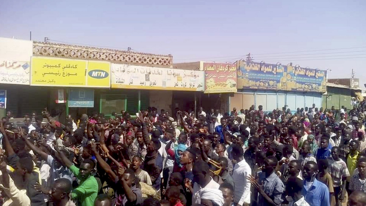 Tysiące osób wyszły w na ulice przedmieść stołecznego Chartumu w Sudanie, by wezwać do dymisji prezydenta Omara Baszira, rządzącego krajem od 29 lat - informują miejscowi aktywiści. To kolejny dzień protestów w Sudanie.