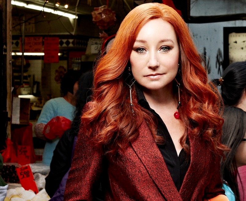 "Muzyka jest moją prywatną religią" – wyznała Tori Amos w rozmowie z magazynem "Glamour". Urodzona w 1963 roku wokalistka, pierwsze utwory na fortepian skomponowała w wieku 5 lat. Otrzymała stypendium Peabody Conservatory of Music, z którego została ostatecznie wyrzucona gdy skończyła 11 lat, ze względu na jej fascynację muzyką rockową – w szczególności grupą Led Zeppelin – nie akceptowaną przez szkołę. Amos potrafiła grać na pianinie "ze słuchu", trudność sprawiała jej natomiast nauka czytania nut