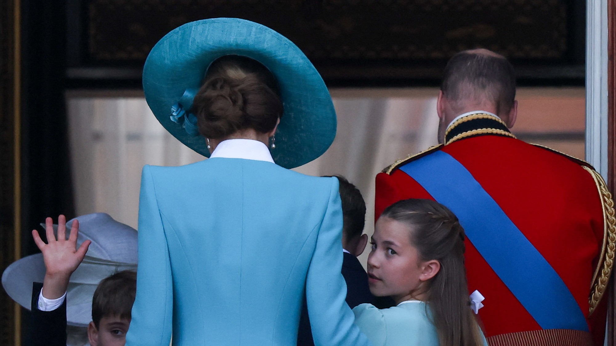 Princ William, princezná Kate, princ George, princezná Charlotte a princ Louis na balkóne Buckinghamského paláca v rámci sprievodu Trooping the Colour na počesť britského kráľa Karola III. pri príležitosti jeho oficiálnych narodenín. Londýn, Veľká Británia, 14. júna 2025. REUTERS/Toby Melville