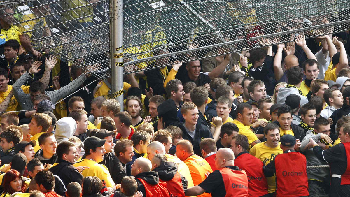 Policja i władze Bundesligi nie chciały, żeby kibice Borussii Dortmund podczas celebracji zdobycia mistrzostwa wbiegli na murawę. Groźby kar finansowych i zakazów stadionowych nie pomogły - fani nie posłuchali. Ogromny tłum przedarł się przez kordon ochrony...