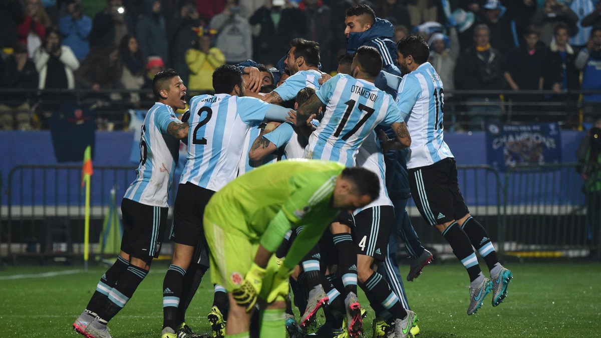 Cztery lata po tym jak pudło Carlosa Teveza w serii rzutów karnych wyeliminowało Argentynę z Copa America, napastnik odkupił winy, wbijając decydującą jedenastkę w ćwierćfinale przeciwko Kolumbii. W regulaminowym czasie gry padł remis 0:0. Argentyńczycy na gola niewątpliwie zasłużyli, ale nie mogli pokonać rewelacyjnie dysponowanego w piątek bramkarza Davida Ospiny.