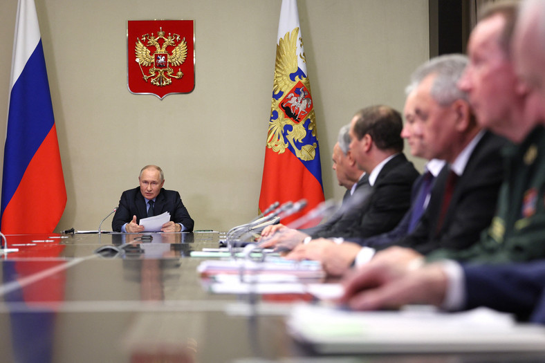 Władimir Putin (po lewej) przewodniczy spotkaniu z członkami Rady Bezpieczeństwa, rosyjskim rządem i organami ścigania w Moskwie, Rosja, 30 października 2023 r.