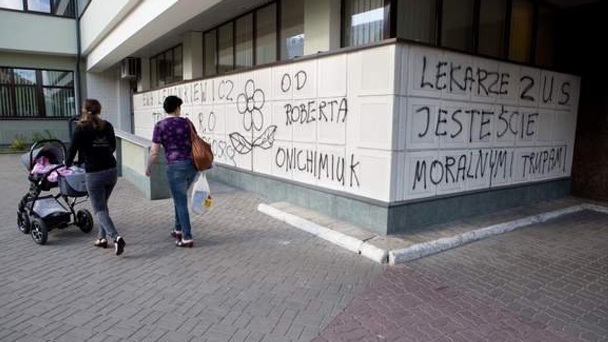 "Lekarze ZUS jesteście moralnymi trupami". Napis tej treści wymalowany sprayem pojawił się na budynku słupskiego ZUS-s. To efekt decyzji orzeczników w sprawie niepełnosprawnej 24-letniej Ewy Lemankiewicz z Osowa w gminie Kępice. Dziewczynie nie przyznano ponownie renty socjalnej. Ewa kilka lat temu zachorowała na raka. Z powodu choroby amputowano jej nogę. Dziś samotnie wychowuje czteroletnią córkę.