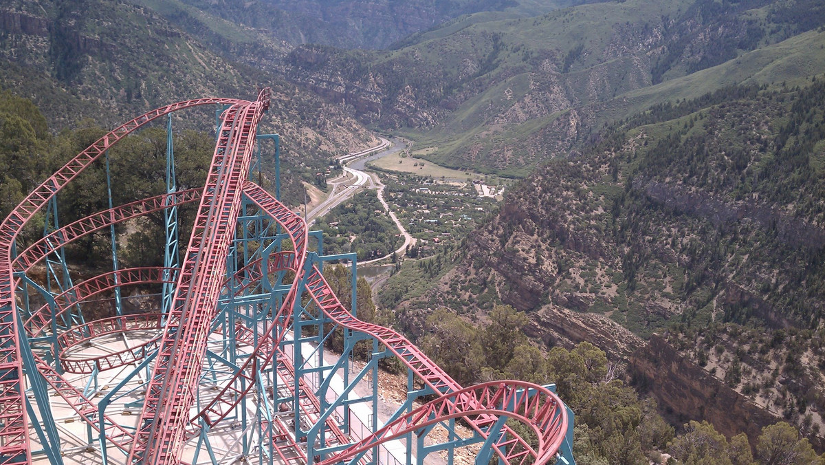 15 czerwca w parku rozrywki Glenwood Caverns w Kolorado otwarto Cliffhanger - najwyżej położony rollercoaster na świecie, poinformował Huffington Post.