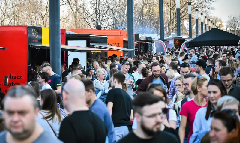 Tłumy na festiwalu Food Trucków &quot;Żarcie na kółkach&quot;