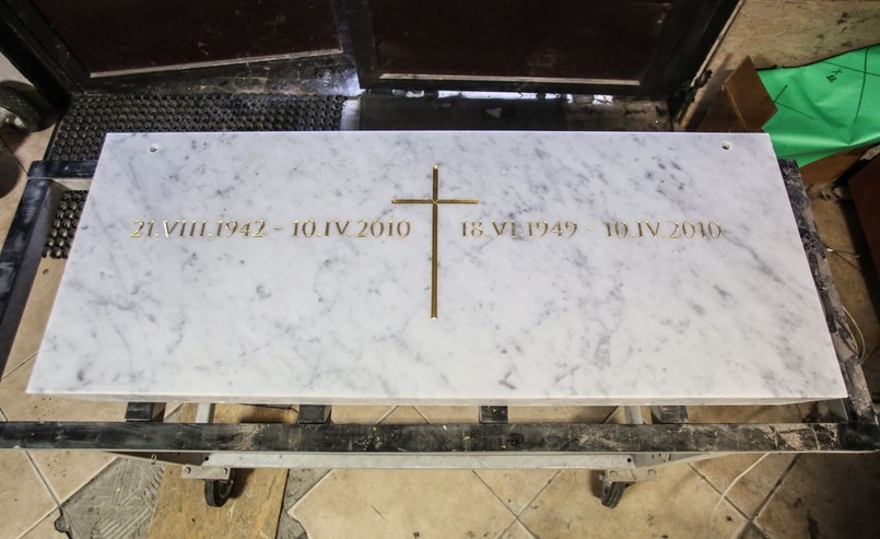 Prace nad nowym sarkofagiem pary prezydenckiej Lecha i Marii Kaczyńskich