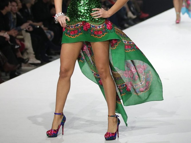 Folklor wciąż na topie? Folkowe kreacje na tygodniu mody w Moskwie
