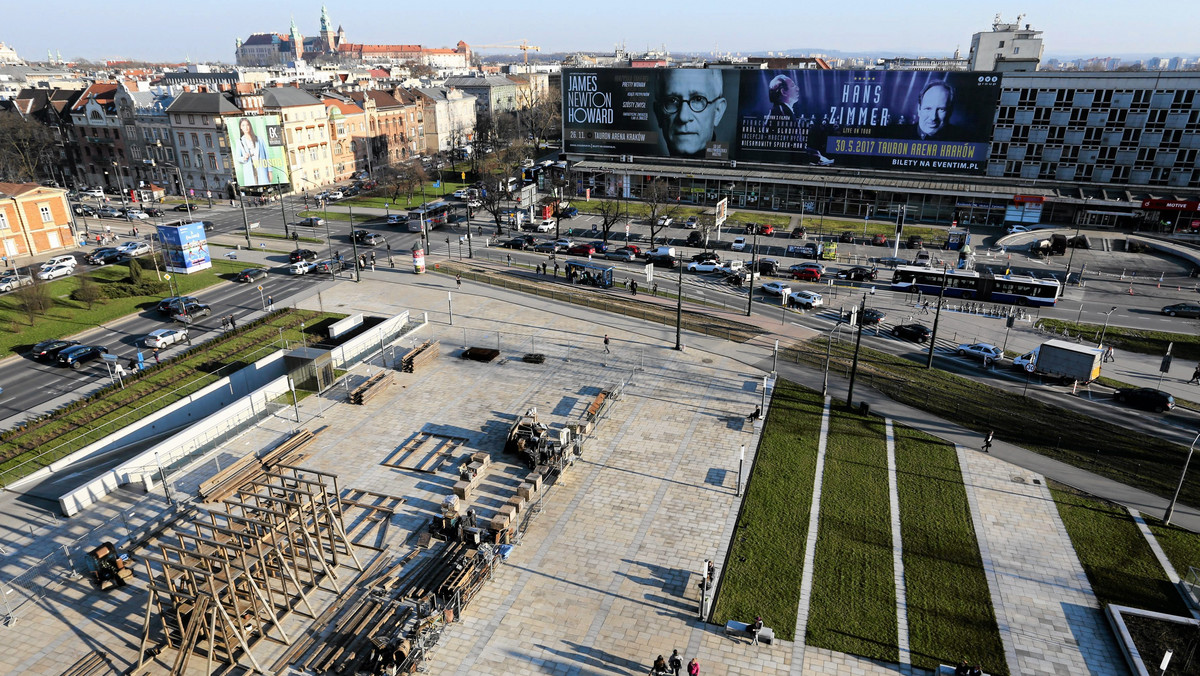 Muzeum Narodowe w Krakowie zainaugurowało cykl spotkań dotyczących przyszłości dawnego hotelu Cracovia oraz placu pomiędzy nim a gmachem Muzeum. Może tu powstać plac, przez który ruch samochodowy zostanie przeprowadzony tunelem - taką możliwość przypomniała na spotkaniu wiceprezydent Krakowa Elżbieta Koterba.