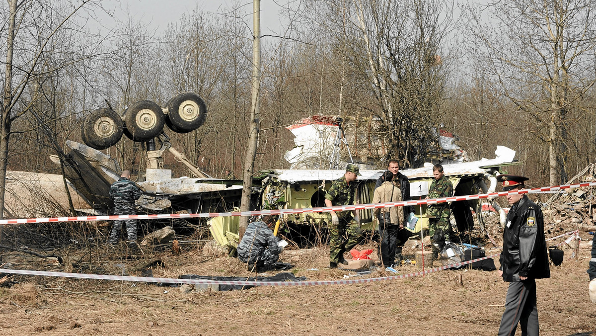 Rodziny ofiar katastrofy TU-154M, które przyjadą w sobotę do Smoleńska, będą mogły podejść do wraku samolotu, który zostanie częściowo odsłonięty - powiedział dzisiaj rzecznik gubernatora obwodu smoleńskiego Andriej Jewsiejenkow.