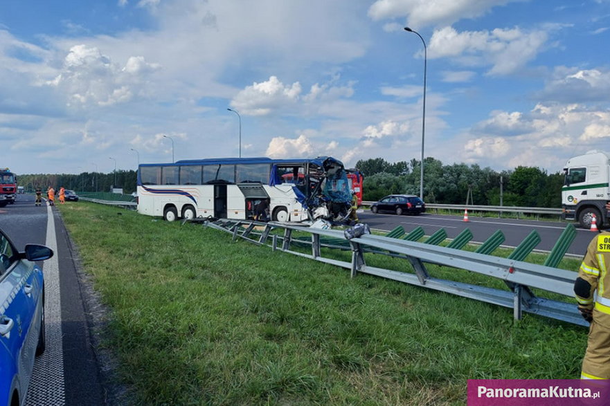 Autobus wiozący dzieci zderzył się z ciężarówką na A1. 10 osób rannych, droga jest zablokowana