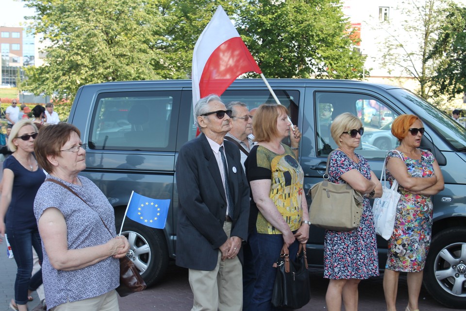 protest przed siedzibą PiS