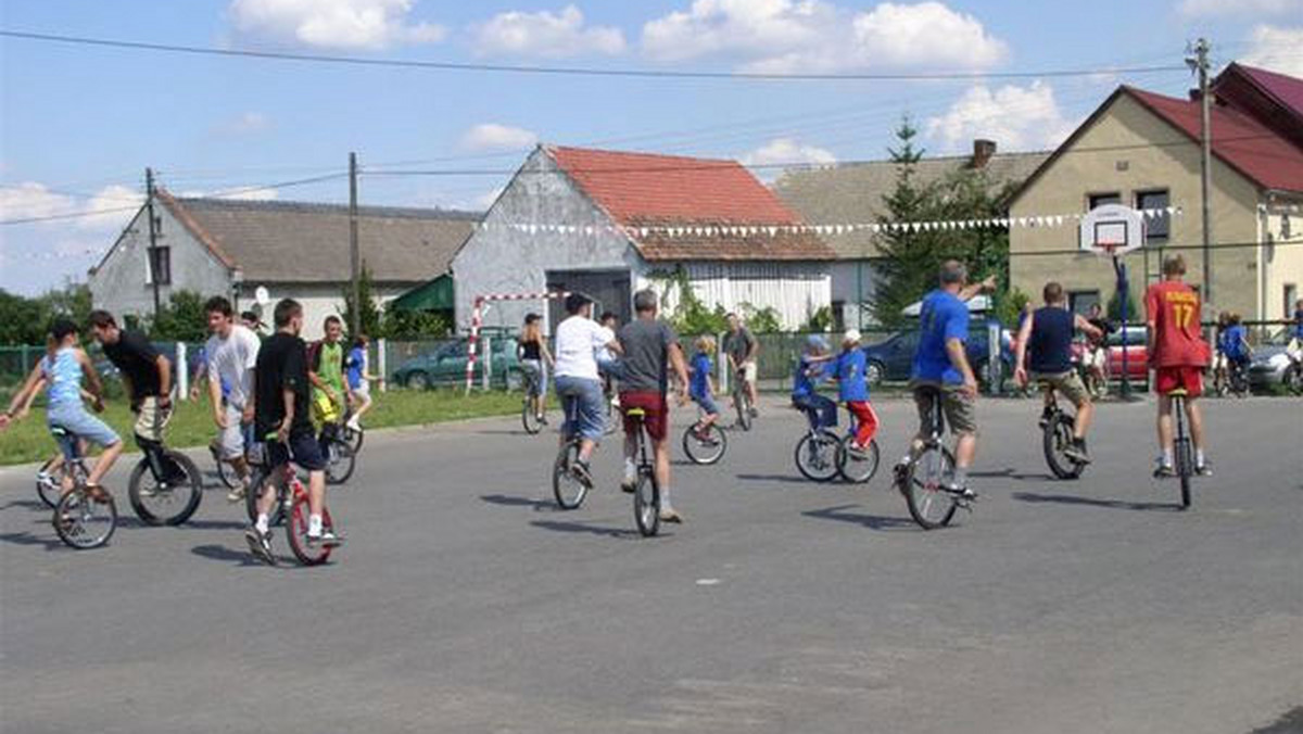 Fundacja Ortus i Ośrodek Szkolenia Monocyklistów ICHIRINSHA zapraszają wszystkich zawodników, amatorów, miłośników i przyszłych miłośników jazdy na jednym kole na pierwszą edycję Festiwalu Jedno Koło, który odbędzie się 25-27 czerwca 2010 w Chrzelicach, najstarszym i największym ośrodku tego sportu w Polsce. W czasie festiwalu obchodzić będziemy 40 lecie monocyklingu w Chrzelicach.