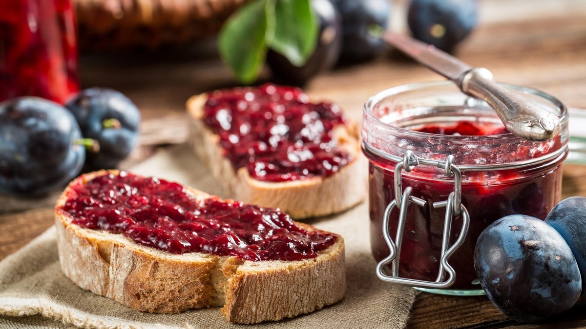 Pretražila sam internet i ovaj recept za džem od šljiva sa čokoladom me je oduševio