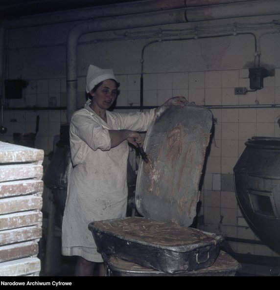 Kobieta przy naczyniu z masą do wyrobu słodyczy. Fabryka Cukrów i Czekolady "Ślązak" w Raciborzu - 1970 r. - Narodowe Archiwum Cyfrowe