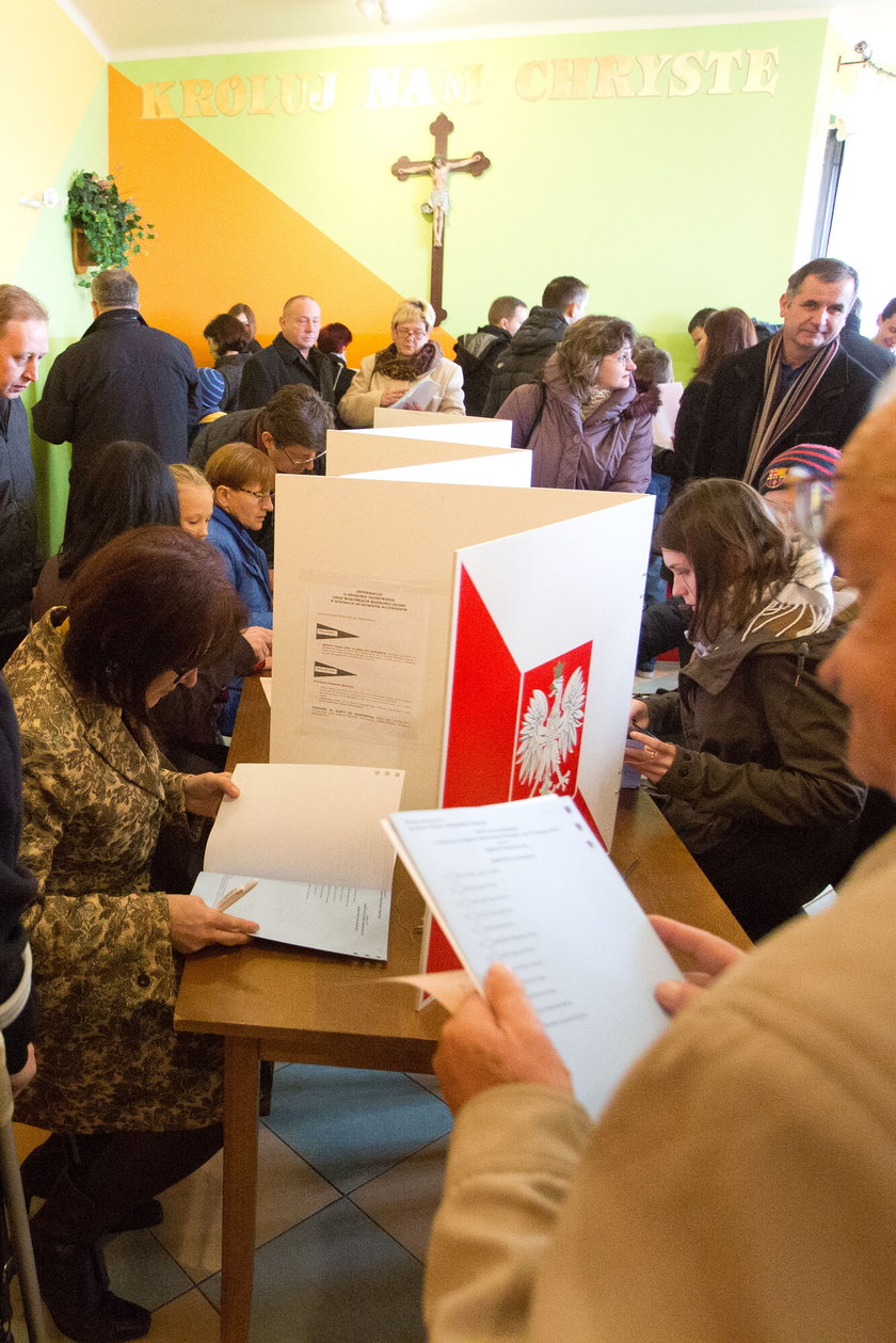 Katowice. Wojewódzka Komisja Wyborcza liczy głosy ręcznie 