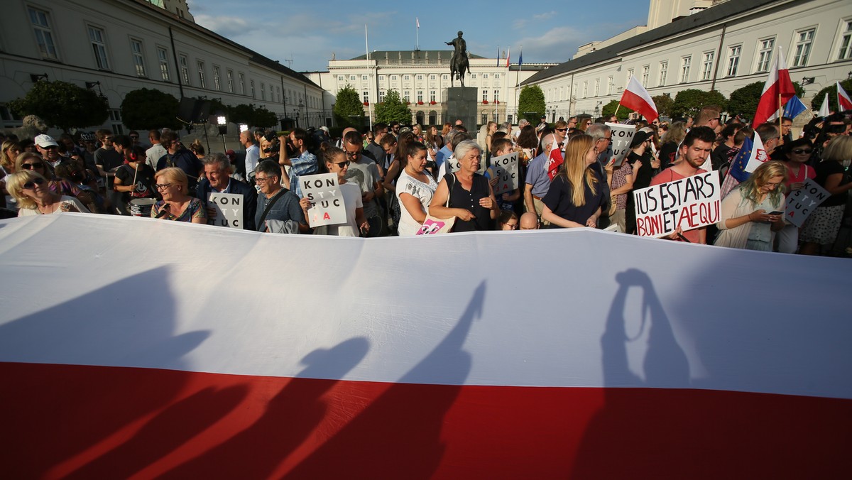 45 proc. respondentów jest zdania, że sprawy w naszym kraju zmierzają w złym kierunku; przeciwnie uważa 35 proc. pytanych; 20 proc. nie potrafiło wyrazić opinii w tej sprawie - wynika z najnowszego badania Kantar Public.