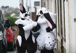 Mehaničar koji se oblači kao zec