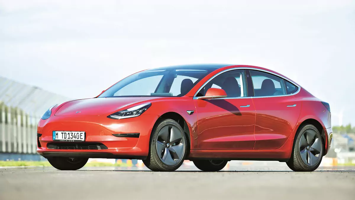 Auta marki Tesla mają być ekologiczne – ale zanim zaczną zjeżdżać z taśm nowej fabryki w Niemczech, upłynie jeszcze mnóstwo oleju napędowego