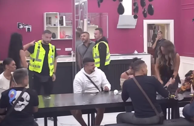 ASMIN I MAJA U STANIJINOM KREVETU: Starleta prišla spavaćoj sobi, a onda UMALO OSTALA BEZ DAHA - Obezbeđenje poletelo da ih razdvaja!