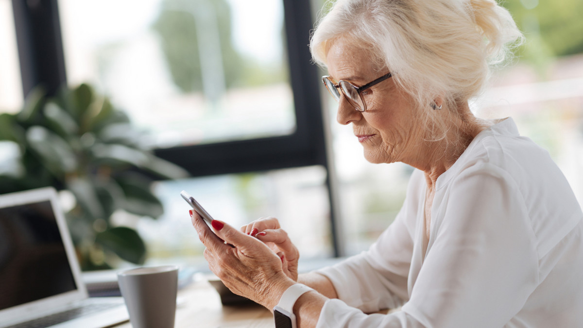 Seniorzy zwykle mają opory przed wprowadzaniem do swojego życia nowych technologii. Boją się, że nie będą wiedzieli, jak używać smartfona czy tabletu. A te narzędzia naprawdę mogłyby się im przydać. Na co zwracać uwagę, by to był dobry wybór?