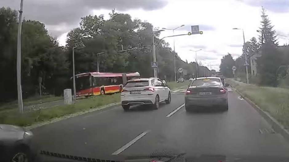 Kadr z nagrania kontrowersyjnego zachowania na drodze w Bielsku-Białej Źródło: YouTube/Bielskie Drogi