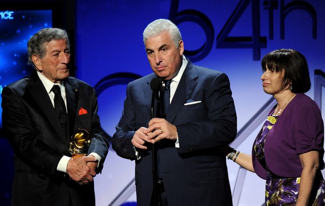 Toni Benet, Mič i Dženis Vajnhaus